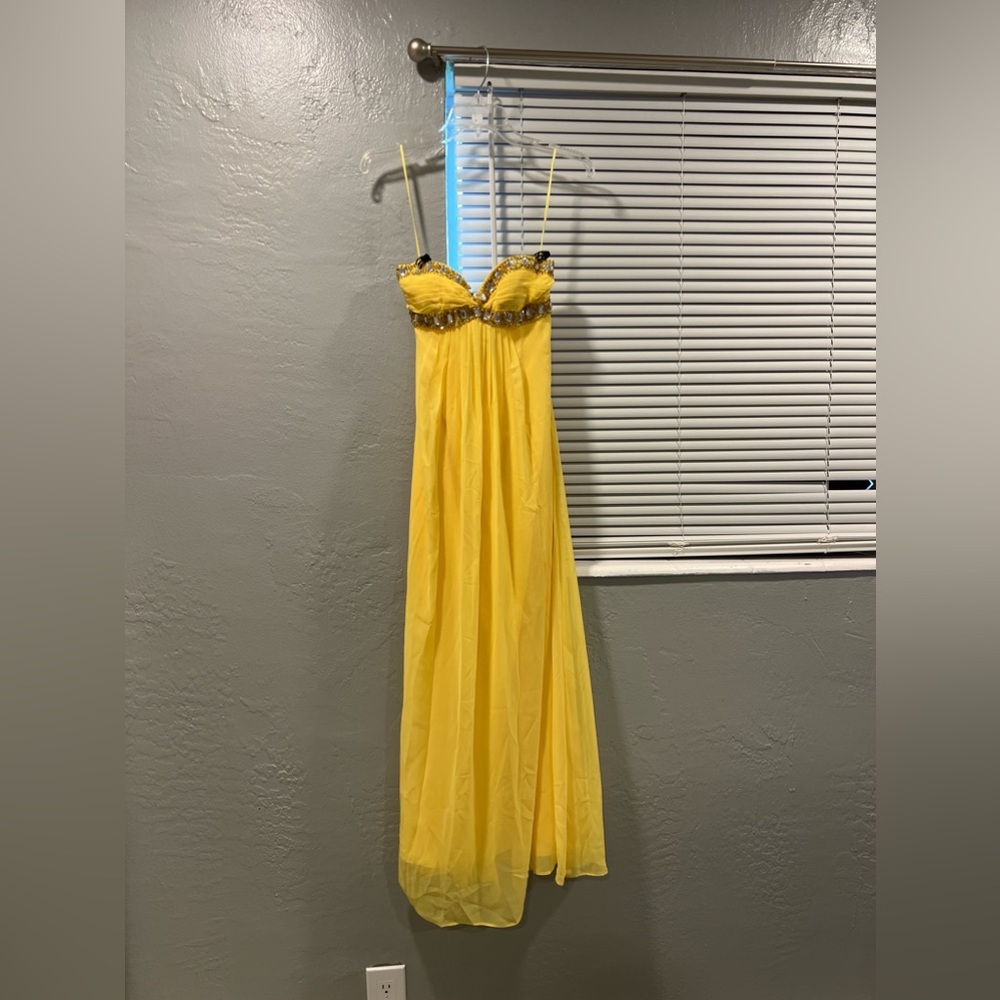 Stunning yellow vintage Cache dress
With a beaded bust area
